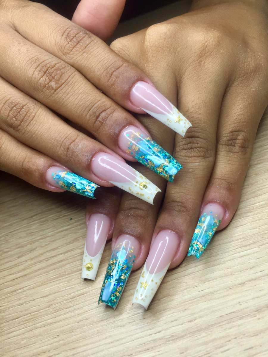 EdilanaFeernan1's tweet photo. #babyglitte #francesareversa #madreperolas #folhasdeouro #joias #dourado #azulturquesa #formatos #bailarine #europeu #curvaturas #tecnicas #hairline #balancepont #simetrias #biossegurança #linguagemtecnica💪🏽💎✨ https://t.co/SXiB7nhkLy
