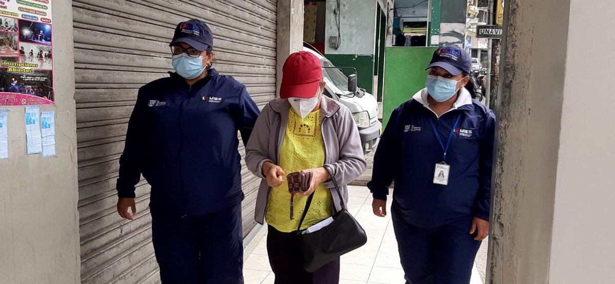 DHumanoEc's tweet photo. [#Guayas] El #EquipoMIES acompañó a María y Clara Luz 🧓🏼 a cobrar el #BonoProtecciónFamiliar en el cantón Bucay 📍. Nuestras adultas mayores son parte de las cerca de 238 mil familias que se beneficiarán con este bono de USD 120 en la tercera fase.

📄▶️ https://t.co/KR5viJTlFW https://t.co/5CVnS2Izuv