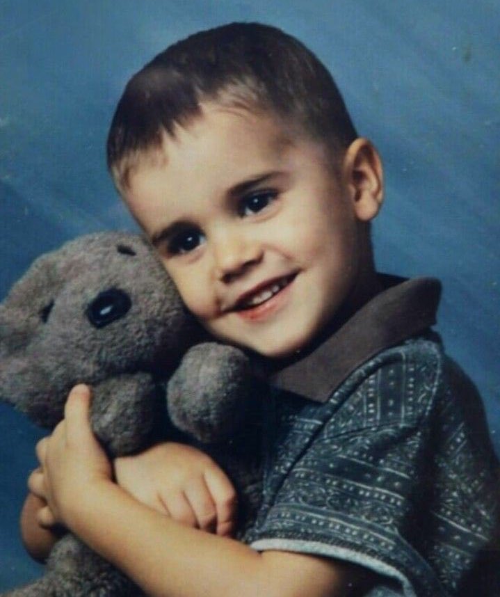 Já é 00:00, dia 01 de Março em Paris! 

HAPPY BDAY JUSTIN BIEBER  