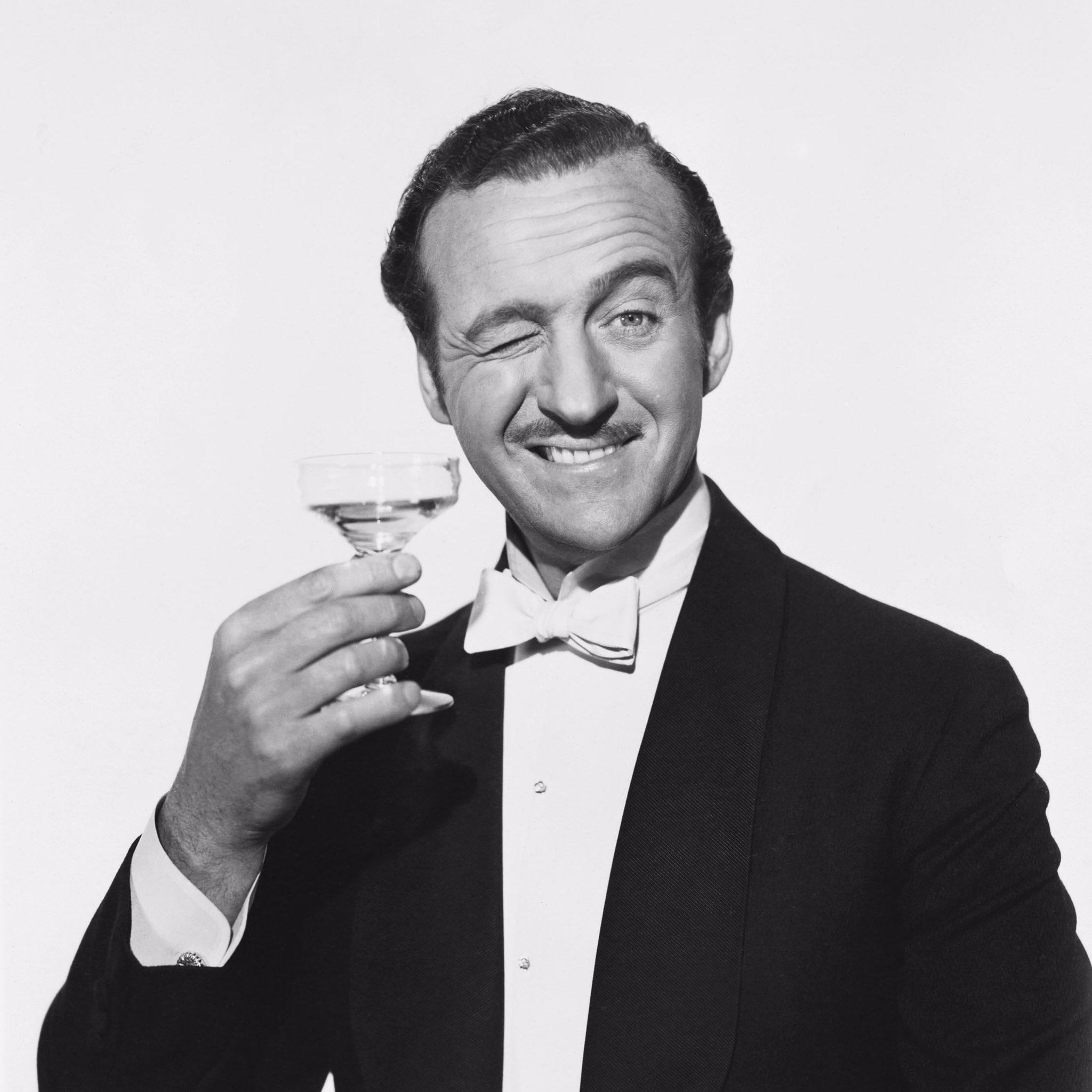 تويتر 阿乱隅氏 على تويتر 今日はデヴィッド ニーヴン誕生日 洗練された英国紳士と言えばこの人です 八十日間世界一周 は誰が変われるでしょう 数多い出演作で私が特に好きなのが ナバロンの要塞 で演じた爆薬専門の皮肉屋伍長 嵐が丘 の若い姿も新鮮