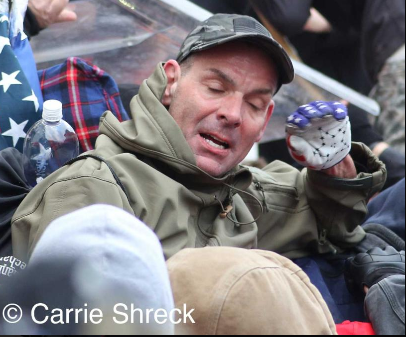SeditionHunters's tweet photo. New images of #greenflaggloves Please share across all platforms. Do you Know this person?? Please contact the FBI with 216-AFO if you do! #SeditionHunters #DCRIOTS #CapitolRiots #Doyouknow Please DO NOT post names on social media more images at https://t.co/guEVtlR5Pe https://t.co/VfsPatLZdO