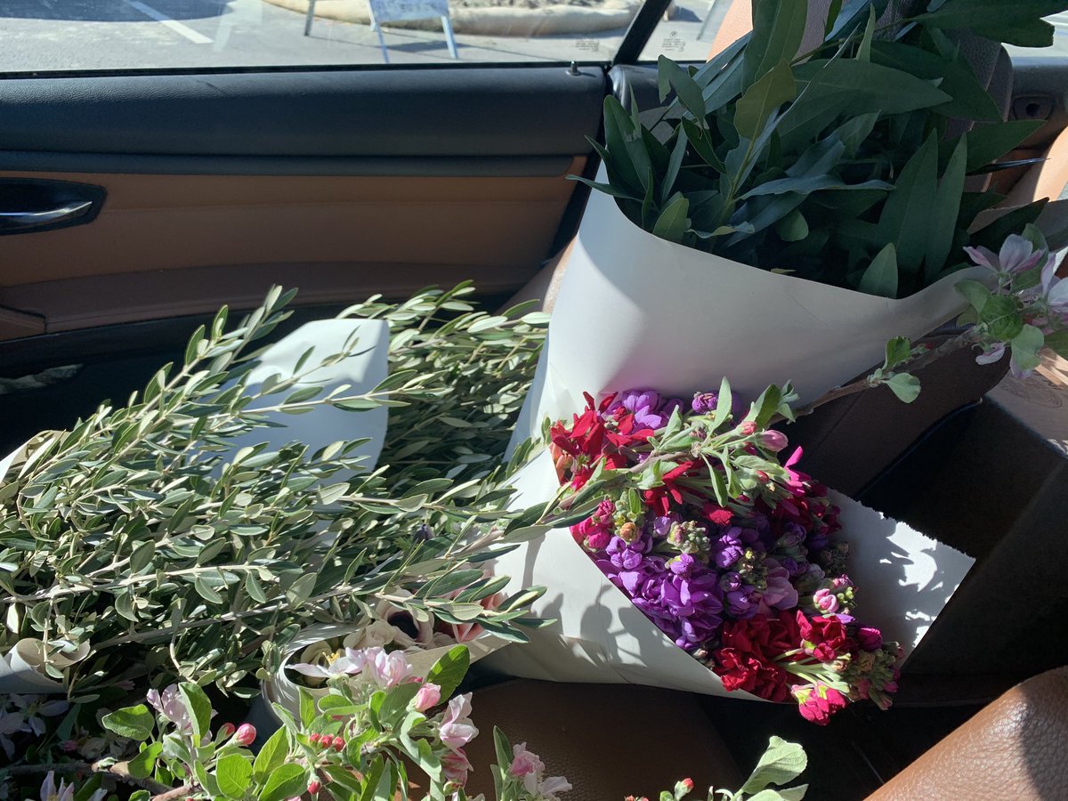 ❤️welcoming guests with fresh flowers 🌺from Oak Hill Farms at our Friday’s Farmer’s Market, just up the street from us. 👩‍🌾