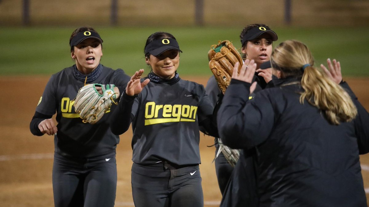 THE DUCKS DOWN NO. 1! 🚨

No. 8 <a href="/OregonSB/">Oregon Softball</a> handed No. 1 UCLA its first loss of the season after narrowly escaping a bases loaded, one-out jam in a 3-1 win on Saturday.

#NCAASoftball