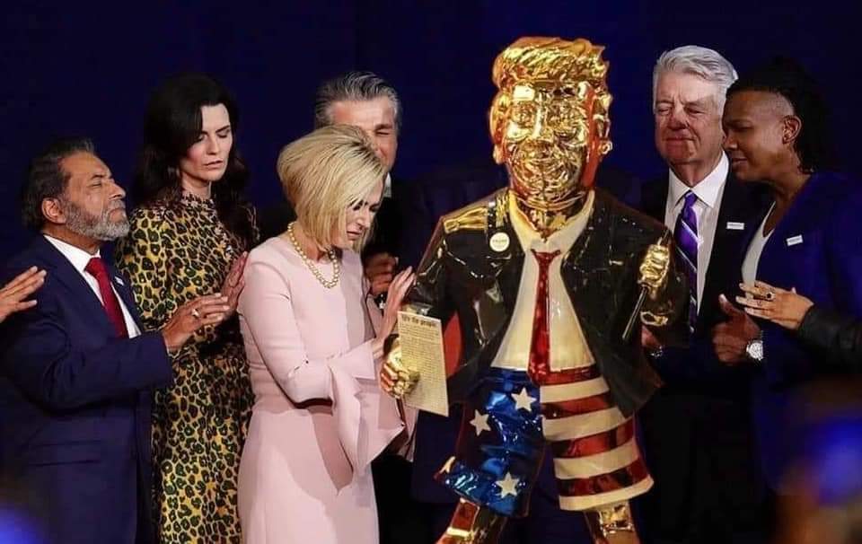 Holy sh!t! Is this real? They are PRAYING around the gold Trump statue? That crazy Trump prayer woman? https://t.co/sP3Fray3Xd