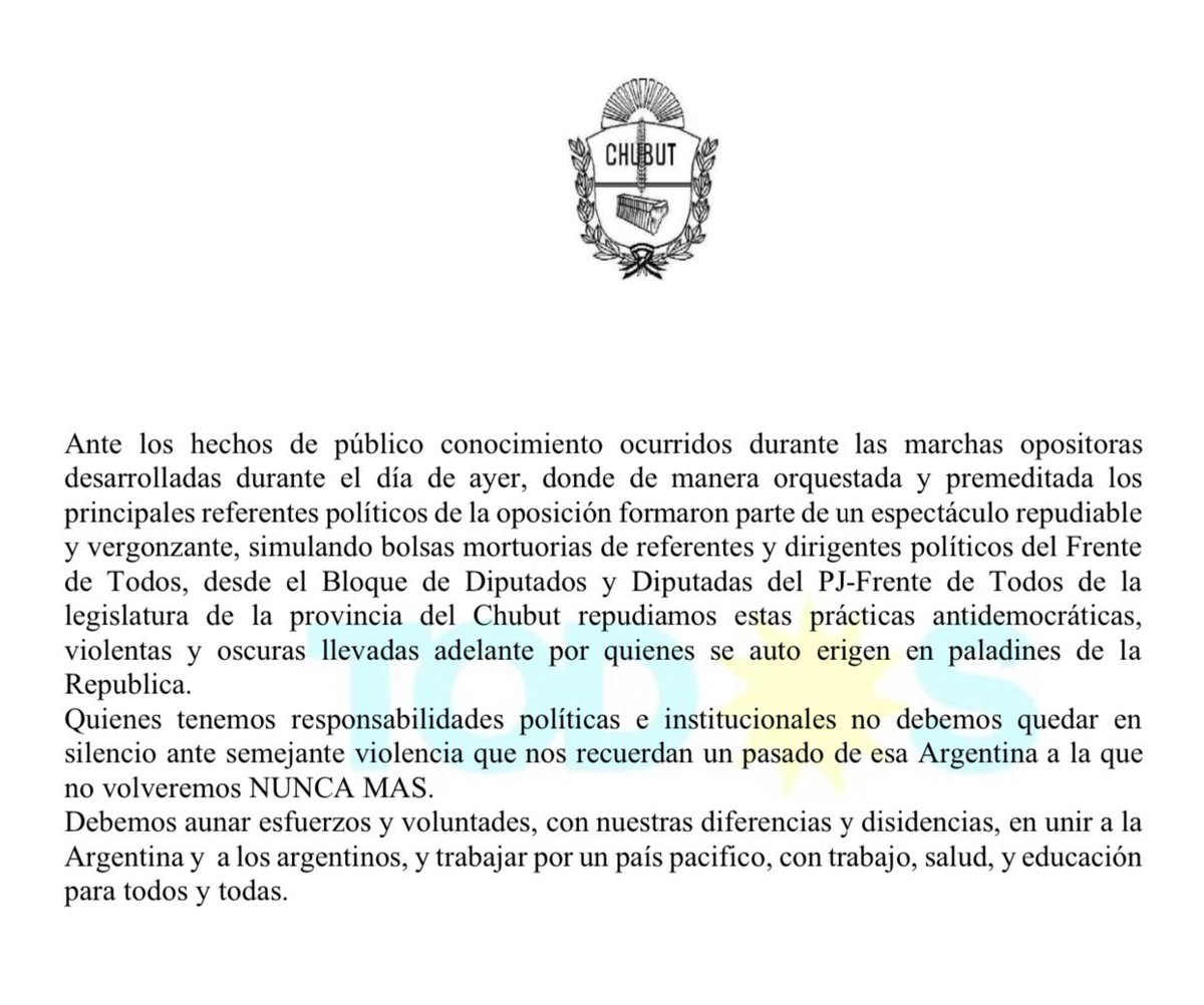 BloqueCh's tweet photo. El Bloque de diputadas y diputados del PJ Frente de Todos Chubut repudia las muestras de odio que se realizaron en Casa Rosada 👇@Adricasanovas19 @carlos_mantegna @mario11459441 @baskovcmariabel @Moni_Saso @tatyanaale @carloseliceche @rafawilliamsOK @p_justicialista https://t.co/tkS7QccVyl