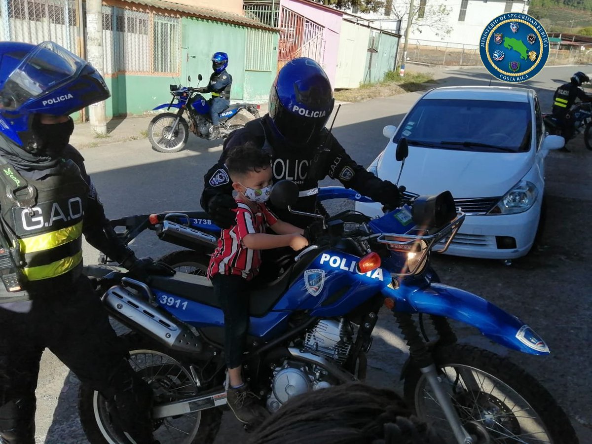 #Orosi #Cartago esta tarde en medio de las operaciones que mantenemos en el #ValleDeOrosi este niño nos pidió subir a la moto. El pequeño quiere ser policía y nos pidió unos minutos abordo. Por supuesto, hicimos una pausa y cumplimos su deseo. #LaPolicíaDeLosTicos