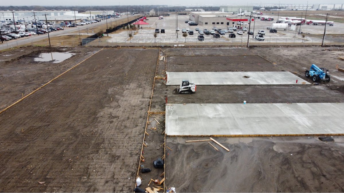 KingreenServ's tweet photo. Still a lot to go before our biggest portion begins but progress is being made. #irrigation #landscape #landscaping #landscapedesign #carvana #kingreenservices #sprinklers https://t.co/gcK7akpu8W