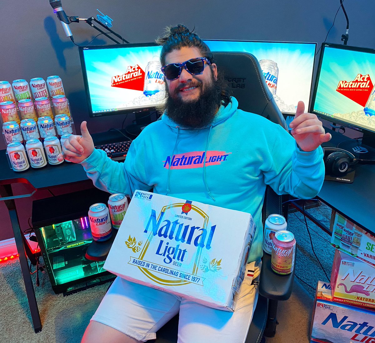 DaTankTV's tweet photo. Out here still doing what I love to do, alongside the GOAT of beers. #SponsorMeNatty #Contest #NaturalLight #natty #beer #streamer #stream #gaming #thunderdome https://t.co/LoGxl76YjO