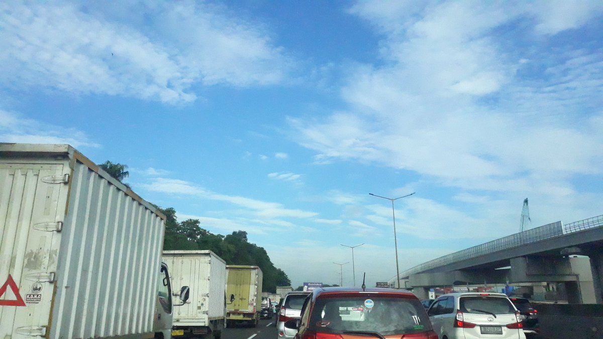 adisyanah's tweet photo. Langit cerah Jakarta, semangat pagi #alhamdulillah #ilovemonday https://t.co/acT1zTv1wX