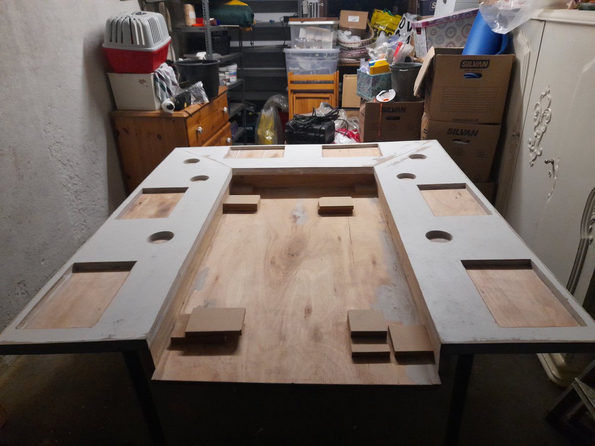 Apispaintbrain's tweet photo. Been working irl w paints. Doing a PnP table for my two GMs! Having loads of fun and challenges with the process of #trompleoil #art #workinprogress https://t.co/D9pIXevEq6