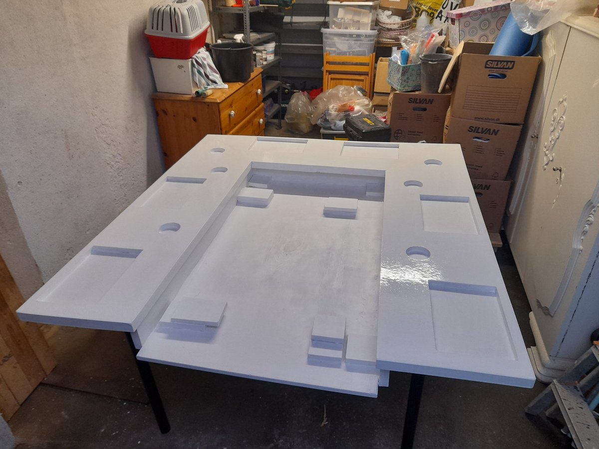 Apispaintbrain's tweet photo. Been working irl w paints. Doing a PnP table for my two GMs! Having loads of fun and challenges with the process of #trompleoil #art #workinprogress https://t.co/D9pIXevEq6