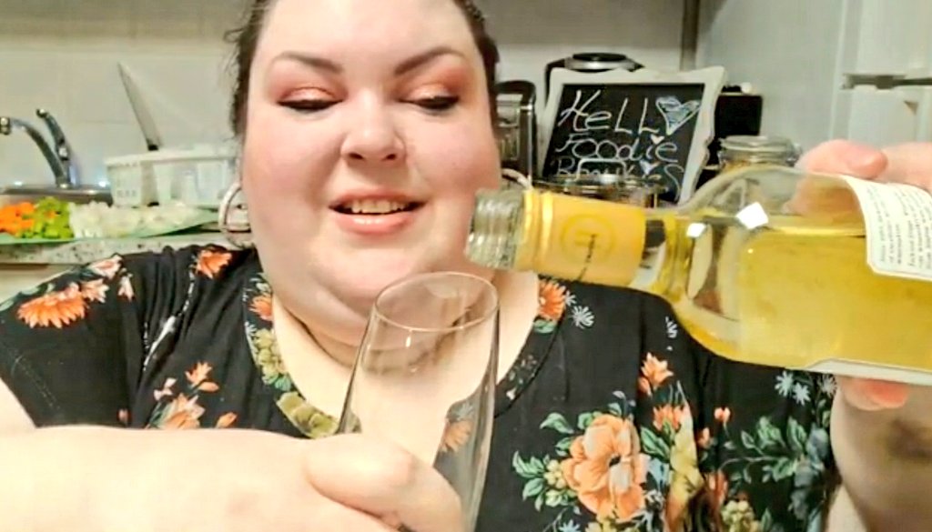 MaryBethWylie's tweet photo. Is #FoodieBeauty trying to make her NON-ALCOHOLIC FATTY LIVER an ALCOHOLIC FATTY LIVER? #SweetBabyJesus #MakeHerStop https://t.co/p7pkd2EqG9
