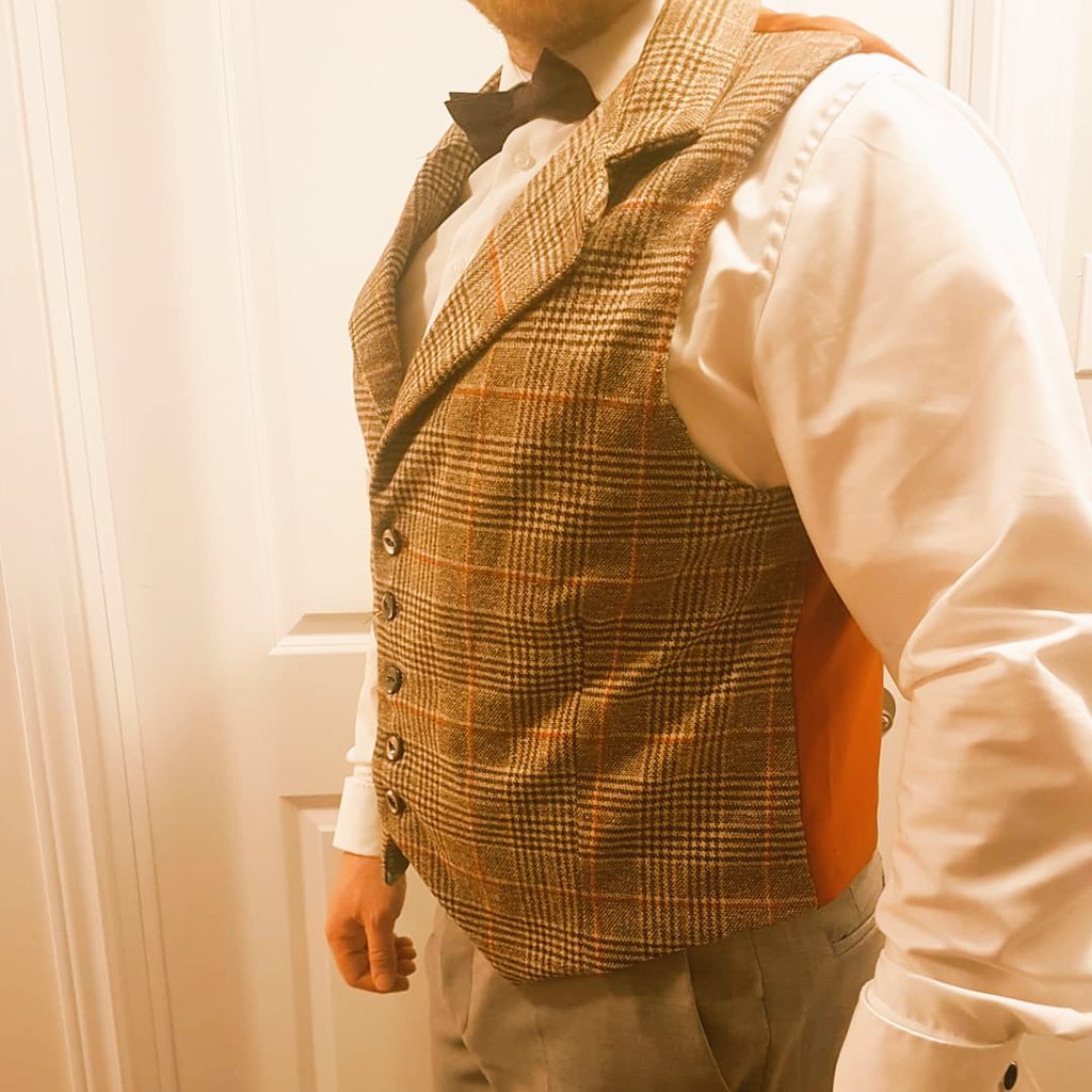 WhyNotTryThisT1's tweet image. I think it turned out well for a first attempt. I especially like the way the lining makes the whole thing pop. Super happy for my part at least.  #sewing #vintage #patterns #beginnersewing #vests #mensfashion