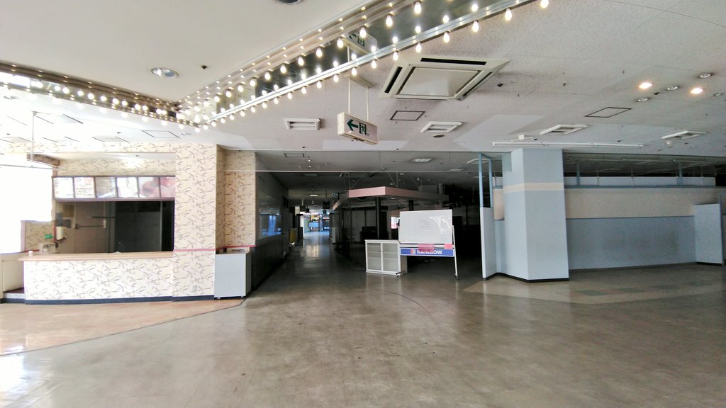 Akisaka Part１ レインボープラザ西大和 旧ダイエー西大和店 １つの専門店 唯一のテナント ザ ダイソー ダイエーを核に1986年に開業 しかしダイエーは02年に閉店 その後近商ストアが開店 しかし閉店 その後は専門店も徐々に閉店し 現在は