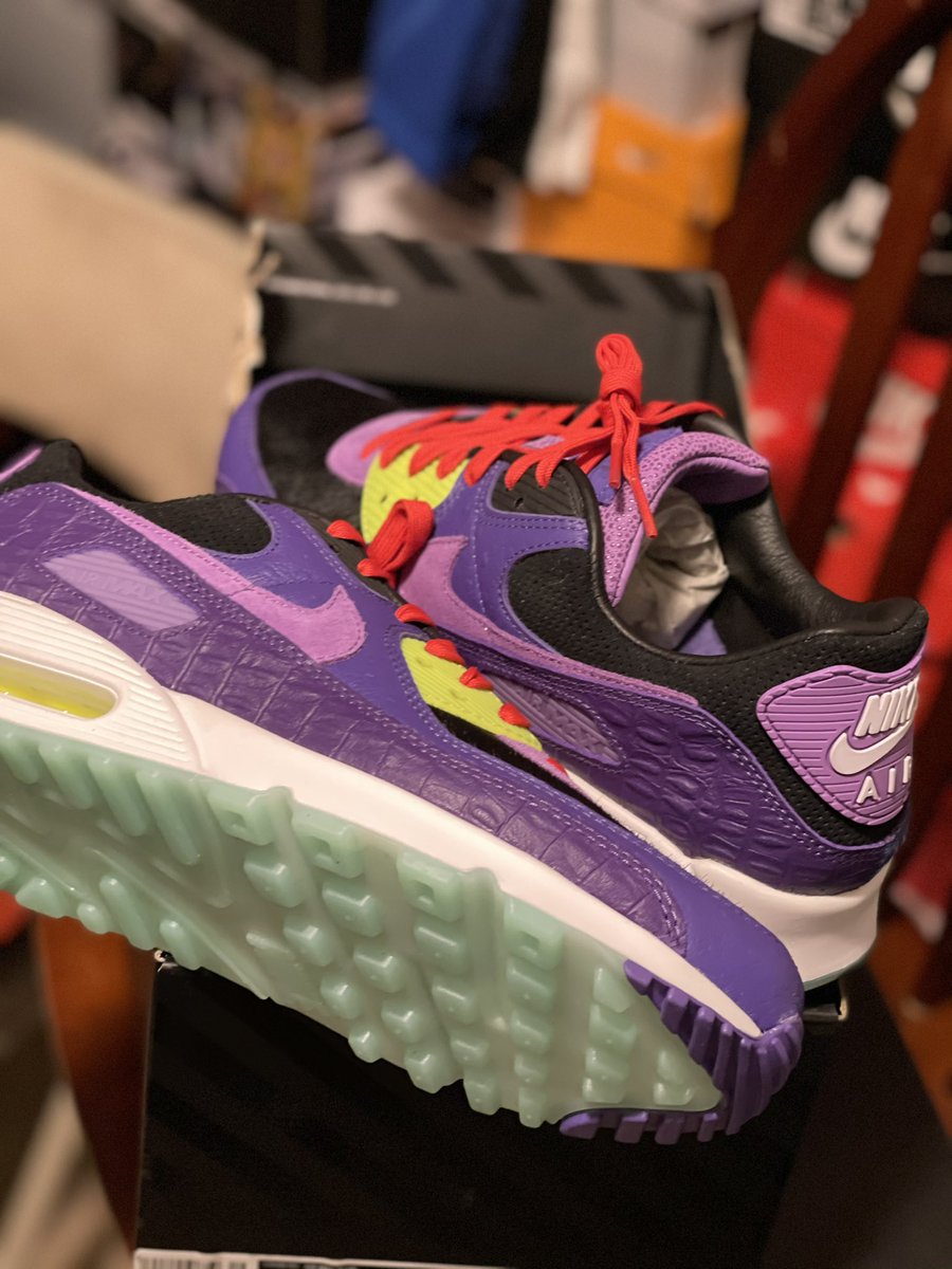 Picked these up from @nike for $72.  Missed on SNKRS for retail $140 and someone on Twitter who shall remain nameless tried to sell em to me for $200.  If you miss out sneakers because of these new fake sneaker heads just remain patient.  #clickthelinkinbio #am90qS #violetblend