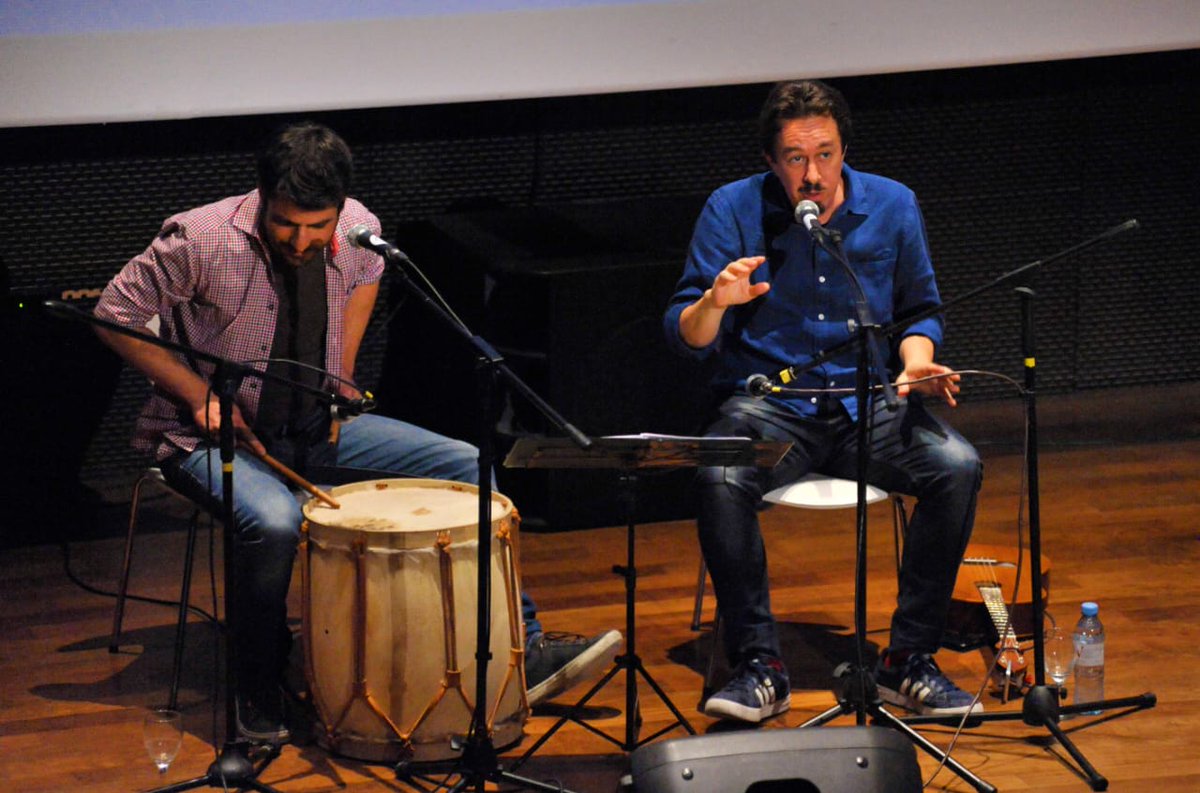 Hace dos años cantando con <a href="/RafaOtegui/">Rafa Otegui</a> en el gran auditorio de MuseoMar en MardelPlata. Creo que acá estábamos haciendo el Rap de los gatos, a bombo peldado.