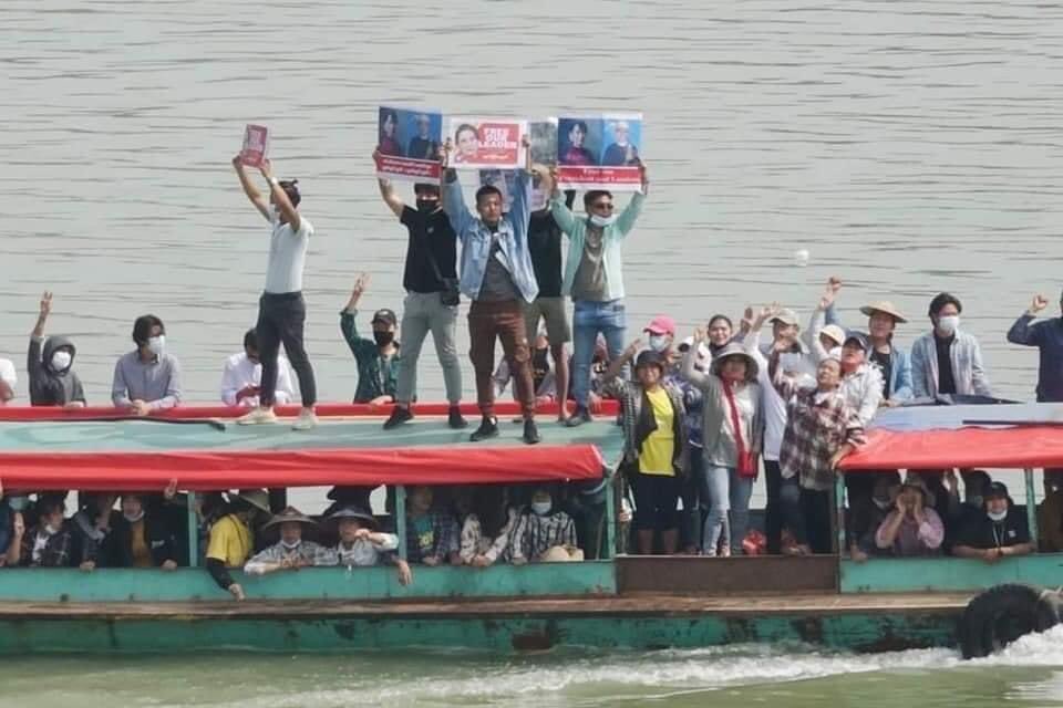 na_gyi's tweet image. 01.03.2021! Anti Coup Protest in Chindwin River, Khamti, Sagaing Division! Myanmar people are looking for ways to protest peacefully, While Brutal Police crackdowns are carrying out through out the country! #WhatsHappeningInMyanmar #HearTheVoiceOfMyanmar #MilkTeaAllianceMyanmar