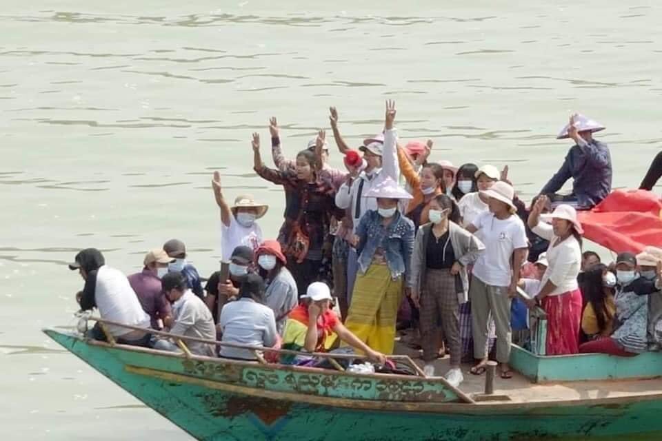 na_gyi's tweet image. 01.03.2021! Anti Coup Protest in Chindwin River, Khamti, Sagaing Division! Myanmar people are looking for ways to protest peacefully, While Brutal Police crackdowns are carrying out through out the country! #WhatsHappeningInMyanmar #HearTheVoiceOfMyanmar #MilkTeaAllianceMyanmar
