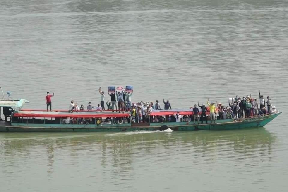 na_gyi's tweet image. 01.03.2021! Anti Coup Protest in Chindwin River, Khamti, Sagaing Division! Myanmar people are looking for ways to protest peacefully, While Brutal Police crackdowns are carrying out through out the country! #WhatsHappeningInMyanmar #HearTheVoiceOfMyanmar #MilkTeaAllianceMyanmar