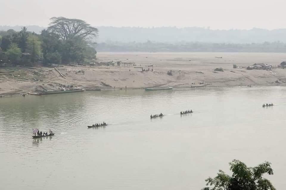 na_gyi's tweet image. 01.03.2021! Anti Coup Protest in Chindwin River, Khamti, Sagaing Division! Myanmar people are looking for ways to protest peacefully, While Brutal Police crackdowns are carrying out through out the country! #WhatsHappeningInMyanmar #HearTheVoiceOfMyanmar #MilkTeaAllianceMyanmar