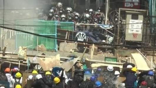 nora5642's tweet photo. Police Crackdown Yangon Sanchaung.
#Feb29Coup #WhatsHappeningInMyanmar https://t.co/JH6lhCT6uL
