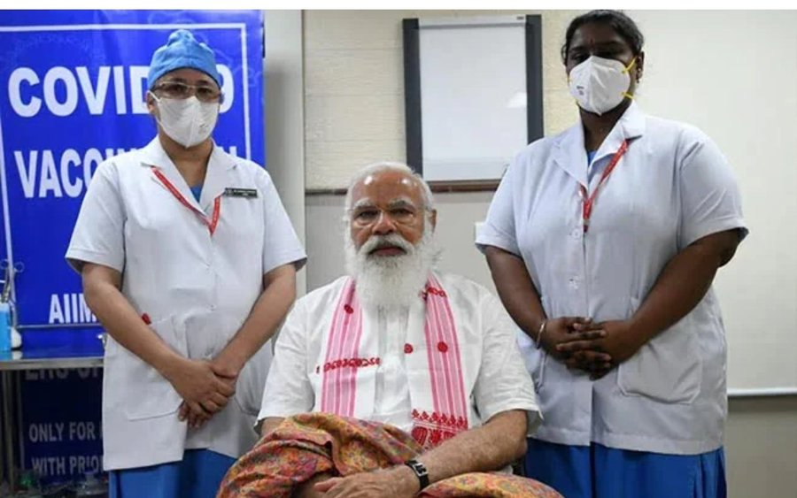 BulutGulcuN's tweet photo. Hindistan başbakanı @narendramodi de ülkede üretilen aşı ile Covid19'a karşı aşılanmış. Başbakan, aşıya boynuna geleneksel bir peştemal-havlu (#gamucha) takarak gelmiş. https://t.co/jRhLtJaf1T