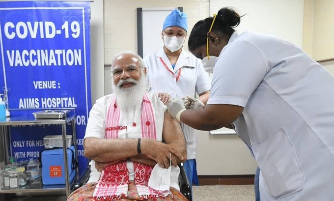 BulutGulcuN's tweet photo. Hindistan başbakanı @narendramodi de ülkede üretilen aşı ile Covid19'a karşı aşılanmış. Başbakan, aşıya boynuna geleneksel bir peştemal-havlu (#gamucha) takarak gelmiş. https://t.co/jRhLtJaf1T