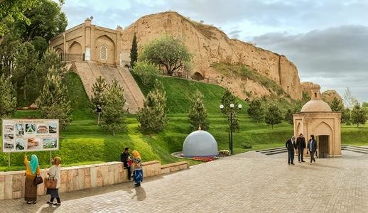 Мавзолей пророка даниила в самарканде. Мавзолей ходжа дониер самарканд. Могила пророка даниила в самарканде. Мавзолеи святых. Мавзолей ходжа дониер.