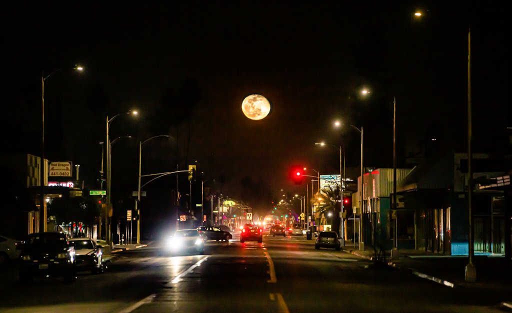 The moon over Tower tonight 🌕🌕

#moon #moonlight #fresno #towerdistrictfresno #towerdistrict #fresnocalifornia #nightphotography #cityscape #photography