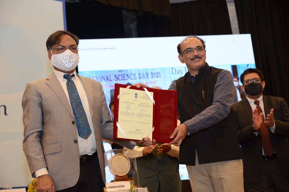 IIMC_India's tweet photo. DG #IIMC, @ProfSanjay_IIMC extends his Best Wishes to Dr Anil Kumar Vadavathoor, Regional Director, @iimckottayam for receiving 2 #NationalAwards by @mygovindia
1- Popularizing #Science & #TechnologyCommunication through #printmedia.
2 Rajendreprabhu Shield in ScienceReporting. https://t.co/NGE9iivRqq