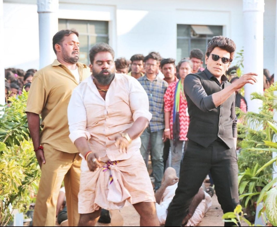 billakd's tweet image. Our company #PaperPlaneVfxstudio Doing  CG WORK For This Movie 

Congrats To Entire Movie Team 💐

#LegendInAction 😎😎😎
#LegendSaravanan film
 @JdJery 
@Jharrisjayaraj 
@VelrajR  
@AntonyLRuben 
@moorthy_artdir 
@Vairamuthu @SnehanMNM @pavijaypoet @jdjeryofficial @onlynikil