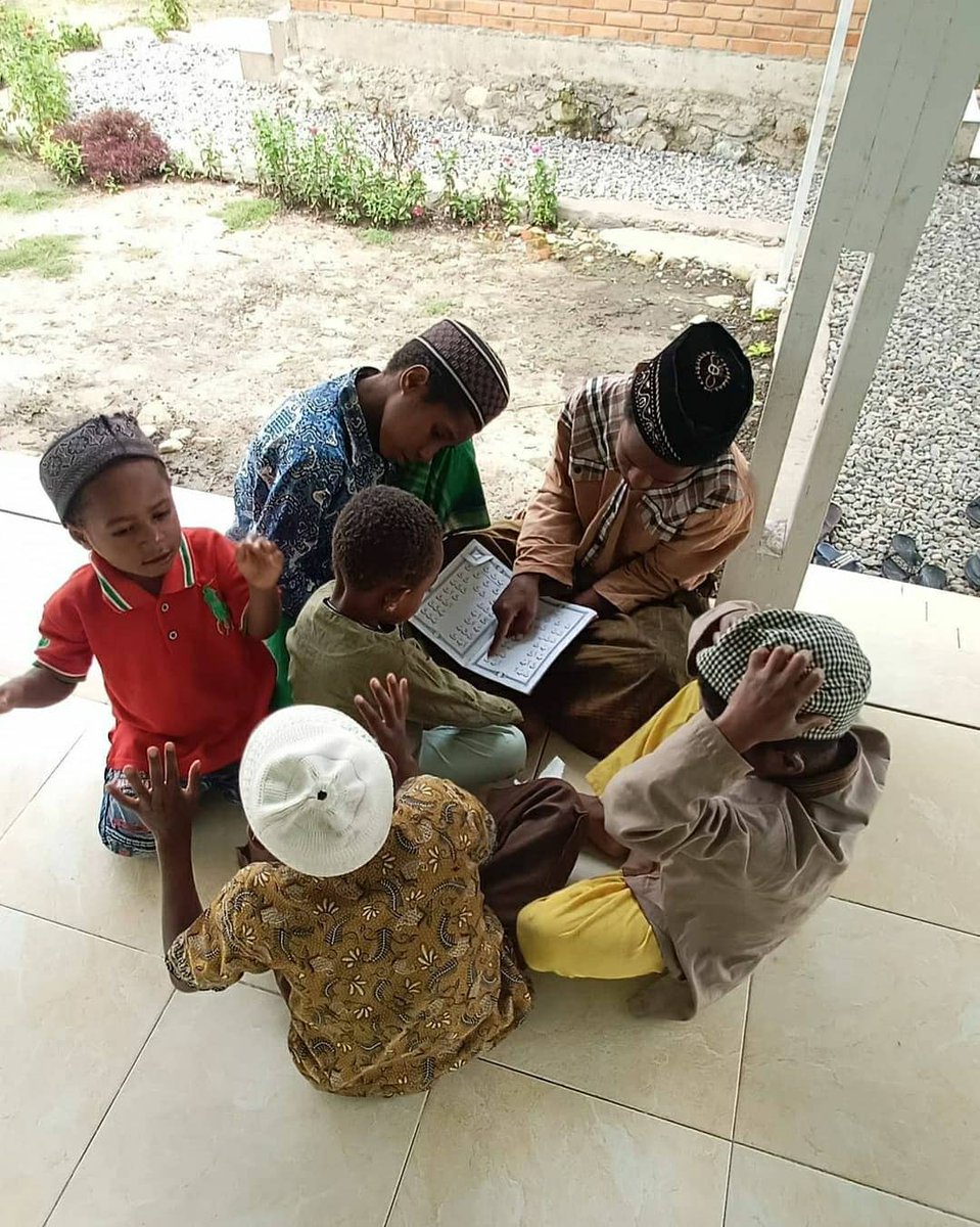 DPN_BSMI's tweet photo. Pengajar BSMI Cabang Jayawijaya, setiap Jumat rutin membina di beberapa kampung pegunungan Jayawijaya. Meski jarak tempuh ke lokasi lumayan jauh, tak menyurutkan mereka berbagi ilmu.
#bsmi #bsmicareforlife #careforlife https://t.co/l6tylPrP4o