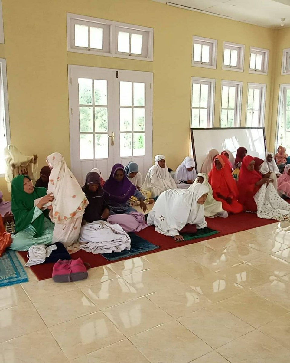 DPN_BSMI's tweet photo. Pengajar BSMI Cabang Jayawijaya, setiap Jumat rutin membina di beberapa kampung pegunungan Jayawijaya. Meski jarak tempuh ke lokasi lumayan jauh, tak menyurutkan mereka berbagi ilmu.
#bsmi #bsmicareforlife #careforlife https://t.co/l6tylPrP4o