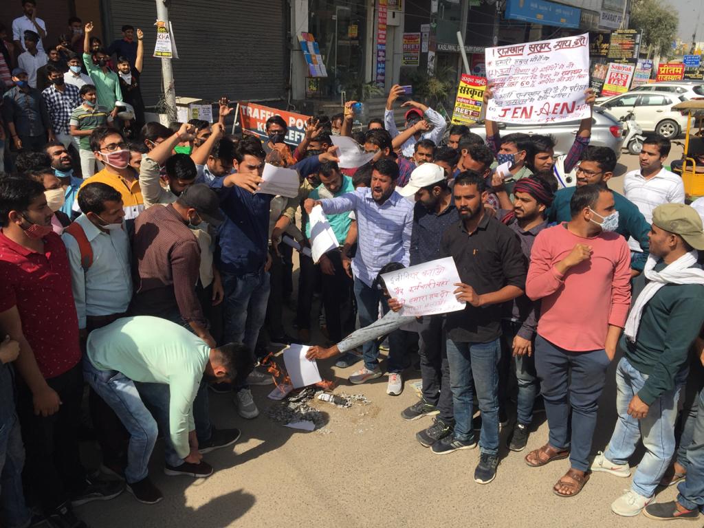 TheUpenYadav's tweet image. ऊर्जा विभाग में निकाली गई AEN JEN सहित अन्य भर्तियों में राजस्थान सामान्य ज्ञान जुड़वाने एवं परीक्षा केंद्र राजस्थान में देने की मांग को लेकर उर्जा विभाग की विज्ञप्तियो को जलाकर विरोध प्रदर्शन किया
मा.मुख्यमंत्री @ashokgehlot51
जी प्रदेश के बेरोजगारों को बड़ा नुकसान हो रहा है l