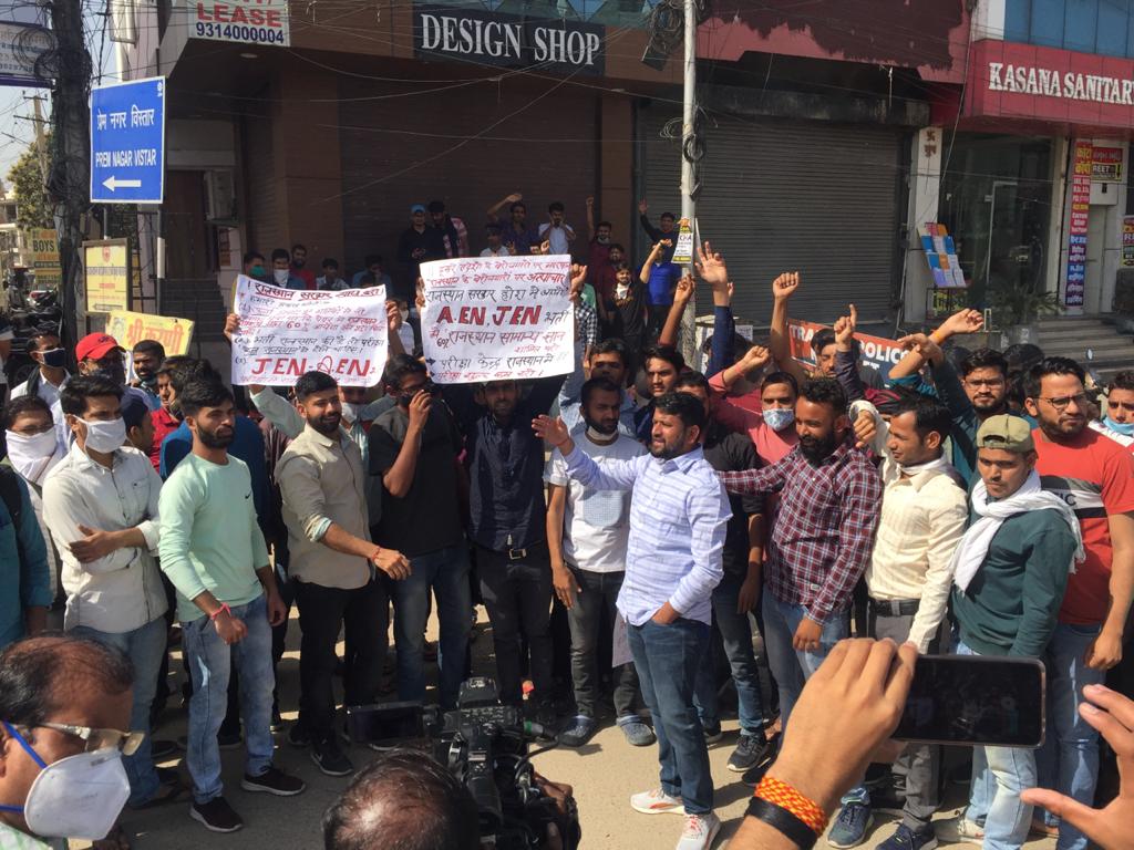 TheUpenYadav's tweet image. ऊर्जा विभाग में निकाली गई AEN JEN सहित अन्य भर्तियों में राजस्थान सामान्य ज्ञान जुड़वाने एवं परीक्षा केंद्र राजस्थान में देने की मांग को लेकर उर्जा विभाग की विज्ञप्तियो को जलाकर विरोध प्रदर्शन किया
मा.मुख्यमंत्री @ashokgehlot51
जी प्रदेश के बेरोजगारों को बड़ा नुकसान हो रहा है l