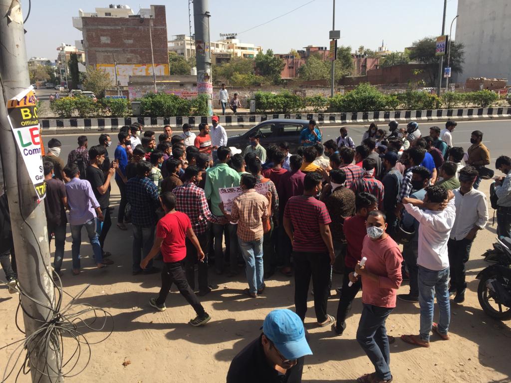 TheUpenYadav's tweet image. ऊर्जा विभाग में निकाली गई AEN JEN सहित अन्य भर्तियों में राजस्थान सामान्य ज्ञान जुड़वाने एवं परीक्षा केंद्र राजस्थान में देने की मांग को लेकर उर्जा विभाग की विज्ञप्तियो को जलाकर विरोध प्रदर्शन किया
मा.मुख्यमंत्री @ashokgehlot51
जी प्रदेश के बेरोजगारों को बड़ा नुकसान हो रहा है l