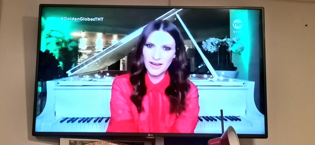 Josue_Corro's tweet photo. Todos los taxis con calcomanía de STEREO JOYA 93.7 deberían de ir al Ángel a festejar:

LAURA PAUSINI ganó #GoldenGlobesTNT por Mejor canción original https://t.co/2rBRyTcBWE