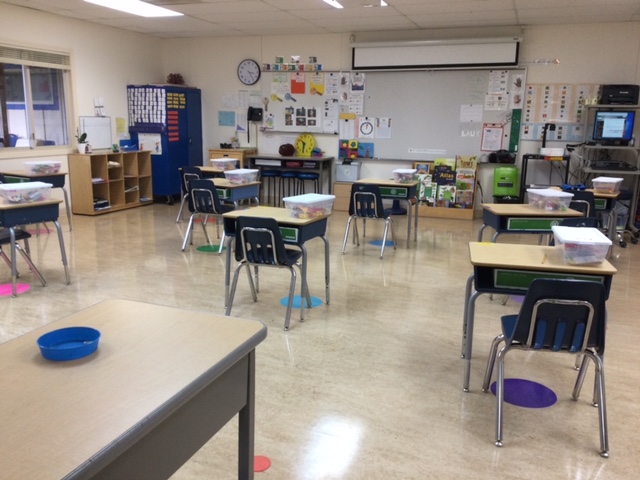 Après 4 mois d'école à distance en GS et 6 mois d'école à distance au CP😳 ( 88 jours)- [merci <a href="/Seesaw/">Seesaw</a> +@zoom_us car belle expérience/on a appris à lire!] -, on revient enfin en classe: masques,chacun sa place,face au tableau, pas de jeux de groupes,mais on est super contents!