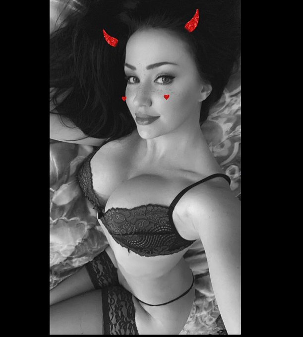 You and me and the devil makes three 😈💋 https://t.co/qnUzrHSXBg<a href="/tag/starwars"class="tags"><span>#starwars</span></a><a href="/tag/scifi"class="tags"><span>#scifi</span></a><a href="/tag/scifiart"class="tags"><span>#scifiart</span></a>