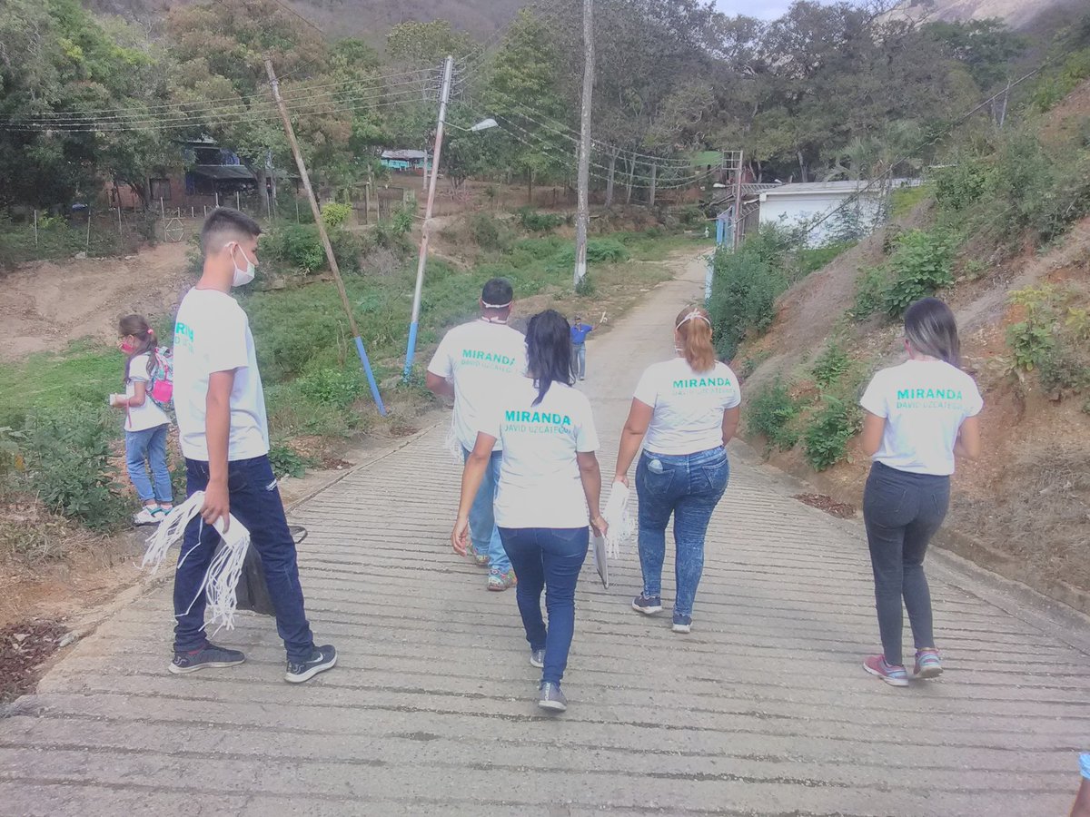 mnuelmartinez's tweet photo. #Feb28 el equipo de FUERZA VECINAL #CristobalRojas  llevo un mensaje de aliento y renovación a la comunidad de #LaChivera

@DavidUzcategui
#Miranda
#Charallave
#VivirParaServir https://t.co/hqHqYJrvB1