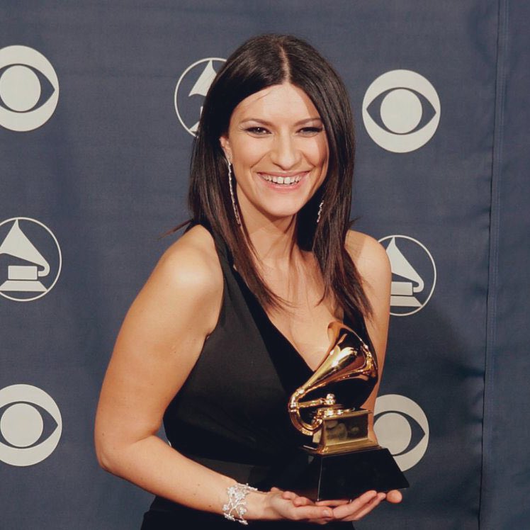 Così come accadde per il Grammy 15 anni fa, oggi Laura Pausini è diventata ...