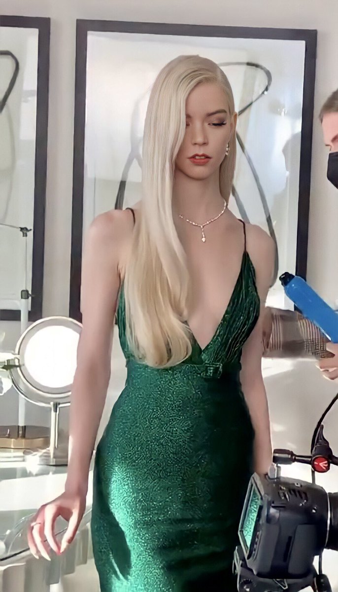 GlamourMagUK's tweet image. I think we can all agree that Anya Taylor-Joy  #GoldenGlobes