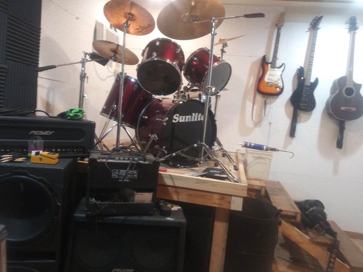 raymondagross2's tweet photo. Building my own private recording studio, thanks to #CRYPTO , there was nothing but a field here a year ago. https://t.co/QFmzauO55R