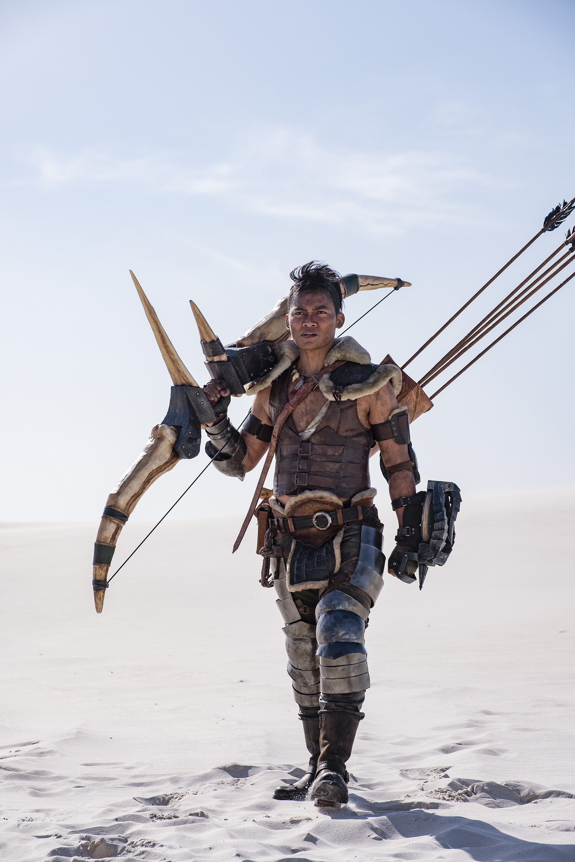 映画 モンスターハンター 公式 弓 矢を放ち遠くのモンスターに対して攻撃を仕掛けることのできる武器 弓 を引き絞ることで強力な一矢を放つことができる他 爆薬や毒を詰めたビンを使ってモンスターを異常状態にし 狩りを有利にすすめることもできる