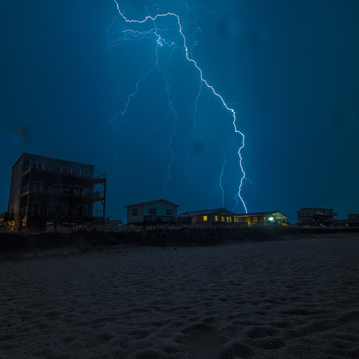 NallsXD's tweet photo. Wanted to make a pinned thread to introduce myself to new people that may stumble onto my profile.

You can call me Nalls. And I'm a storm chaser, wildlife, landscape photographer. CONT https://t.co/MVX2wCyEvS