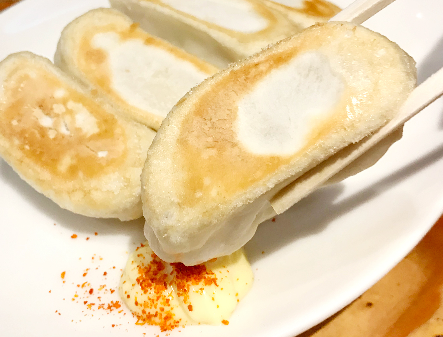 宇都宮餃子 宇都宮餃子会 公式 マヨネーズの日 ということで マヨネーズをつけて食べる餃子をご紹介 Jr宇都宮 駅前にある 餃天堂 の焼餃子は マヨネーズに一味を混ぜ それを付けて食べるのがオススメ 肉汁溢れる餃子とマヨネーズは 意外と