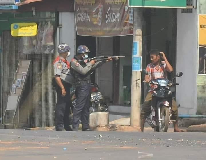 Myanmar police threaten civilians with guns.
#WhatsHappeninglnMyanmar