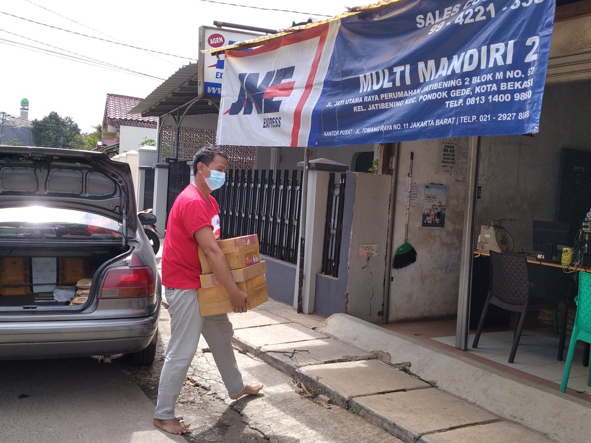 maman1965's tweet photo. Thanks @nay_shel yang serius mendukung gerakan kirim bahan bacaan ke berbagai daerah, ke teman2 via GA dan ke taman bacaan masyarakat di seluruh Indonesia. https://t.co/mGi8JkULdF
