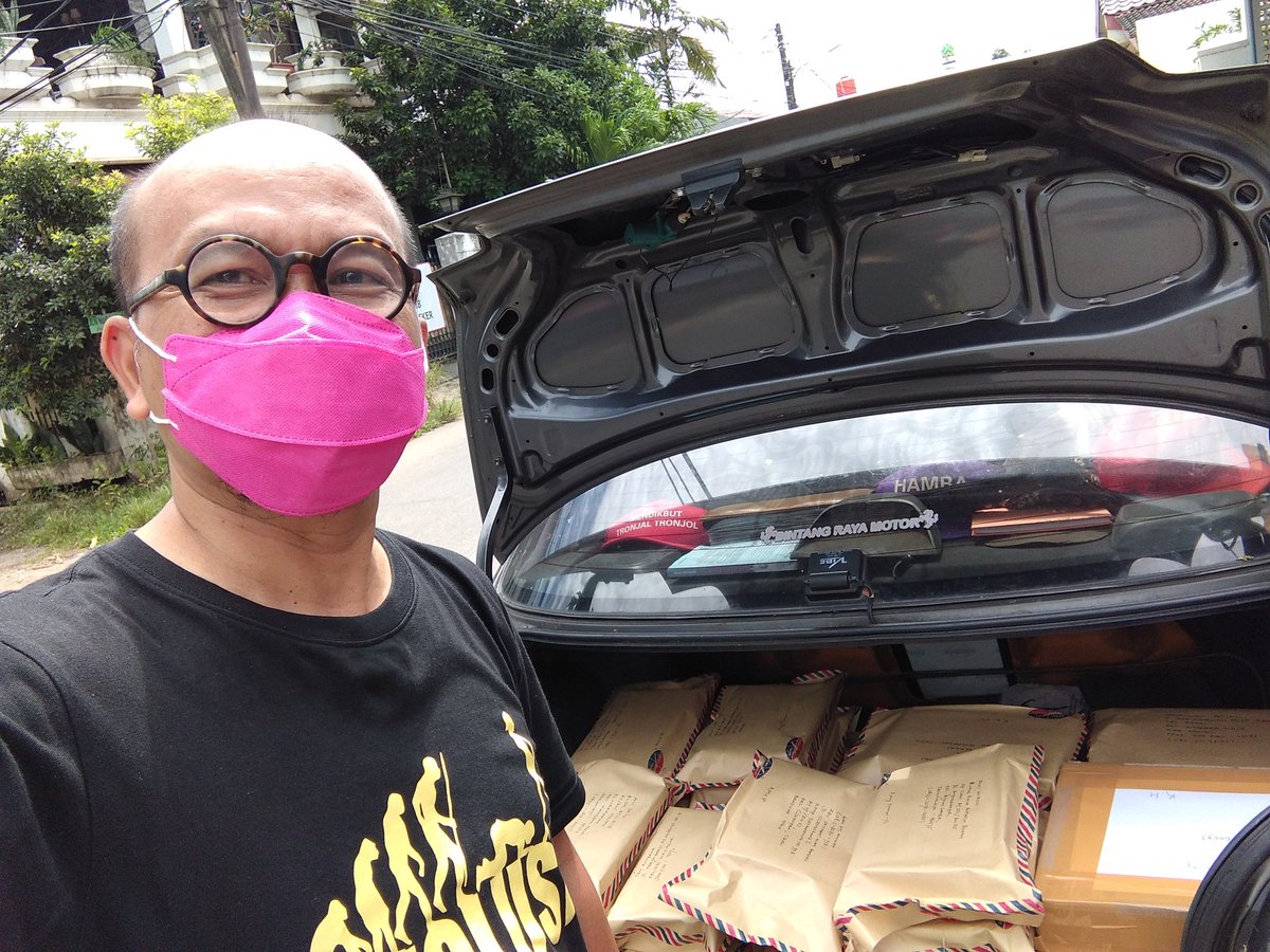 maman1965's tweet photo. Thanks @nay_shel yang serius mendukung gerakan kirim bahan bacaan ke berbagai daerah, ke teman2 via GA dan ke taman bacaan masyarakat di seluruh Indonesia. https://t.co/mGi8JkULdF