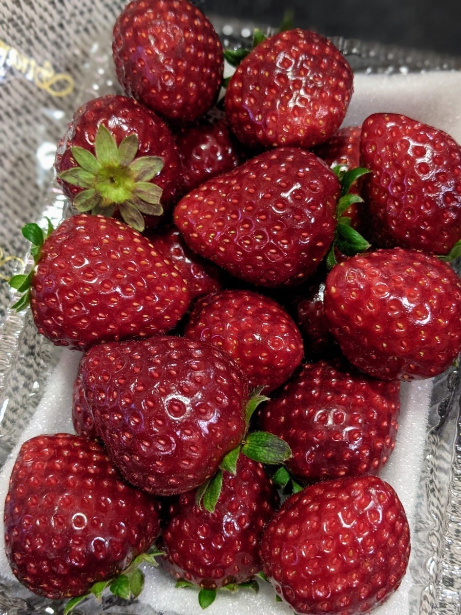 すってんぱれ 黒いちごを購入しました ｲﾁｺﾞ W 正式名は 真紅の美鈴 しんくのみすず で 酸味が殆ど無く とても甘い苺です 平成24年度に登録出願された千葉県の新品種で 生産農家が少ない希少な苺です 黒いちご 真紅の美鈴 マルシェ